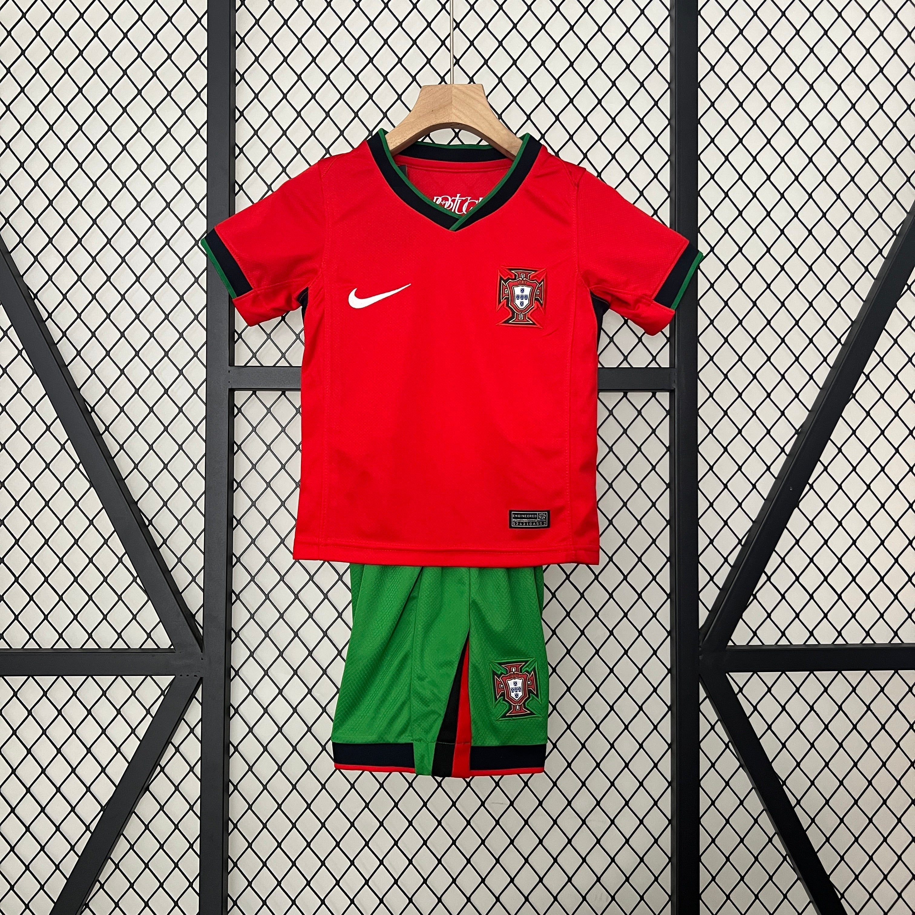 Camiseta y Pantalones para niños Portugal 24/25